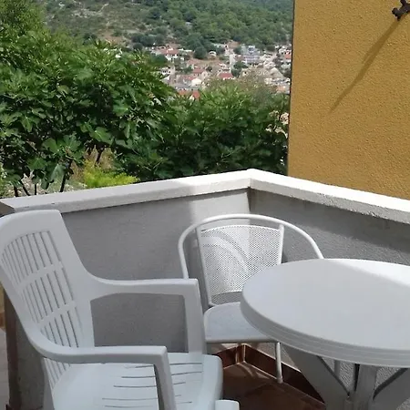 Hilly House - Vis