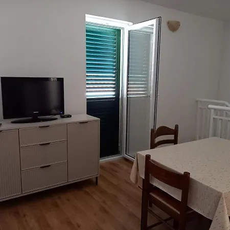 Hilly House - Βις