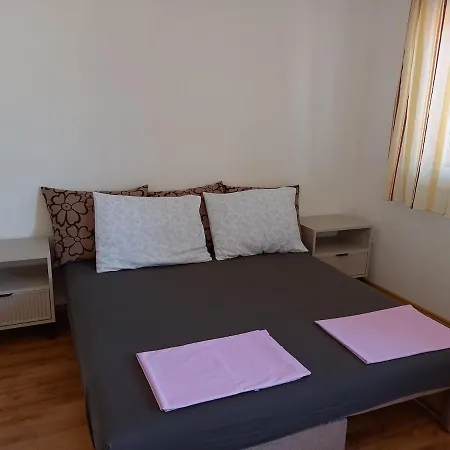 Hilly House - * Vis
