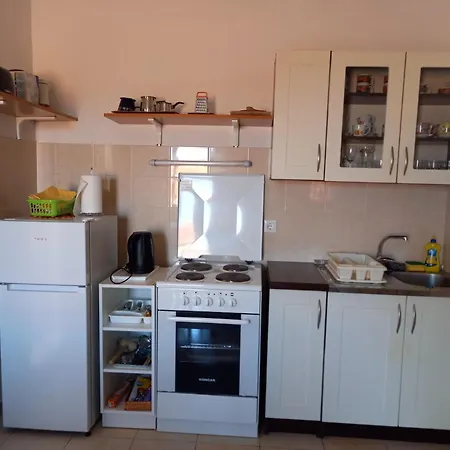 Hilly House - * Βις
